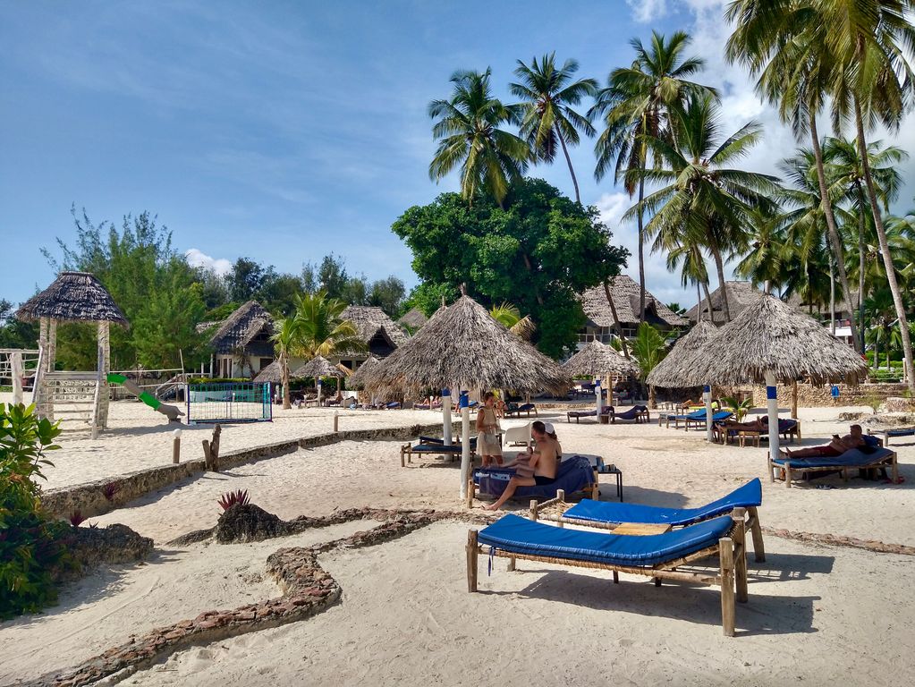 Voorbeeldaccommodatie Zanzibar Paradise Beach strand en ligbedjes
